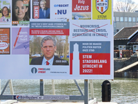 901568 Afbeelding van twee affiches van de politieke partij Stadsbelang Utrecht, waarmee opgeroepen wordt om op deze ...